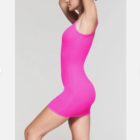 🔥 SKIMS Fits Everybody Slip Dress – Bright Fuchsia Pink | Size M 🔥 - Picture 3 of 10